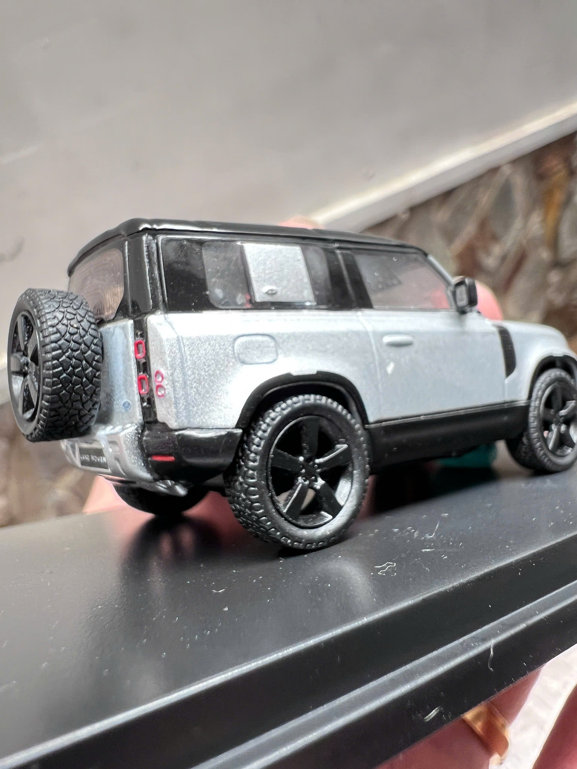 Tarmac Works 1:64 Land Rover Defender 90