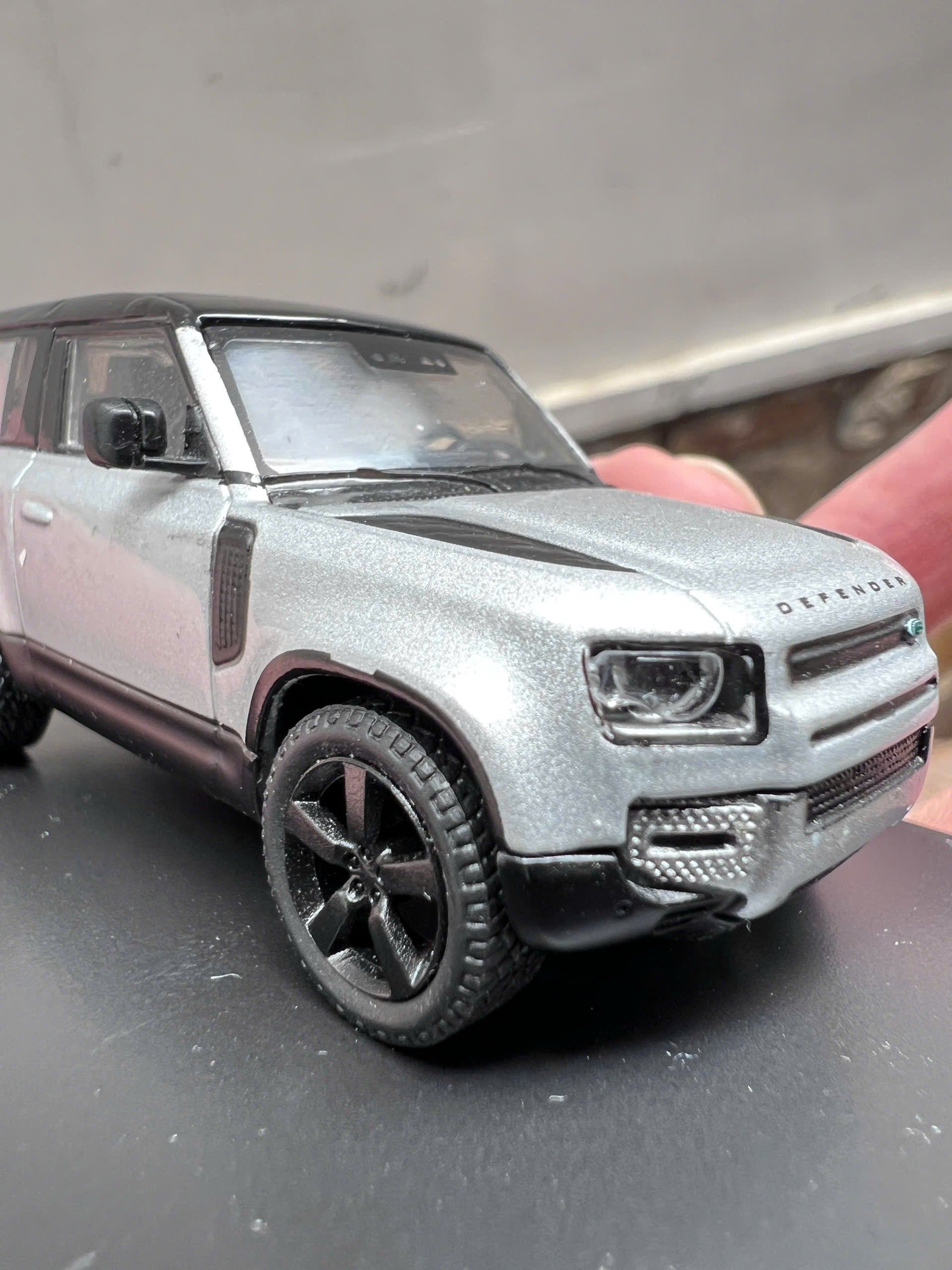 Tarmac Works 1:64 Land Rover Defender 90