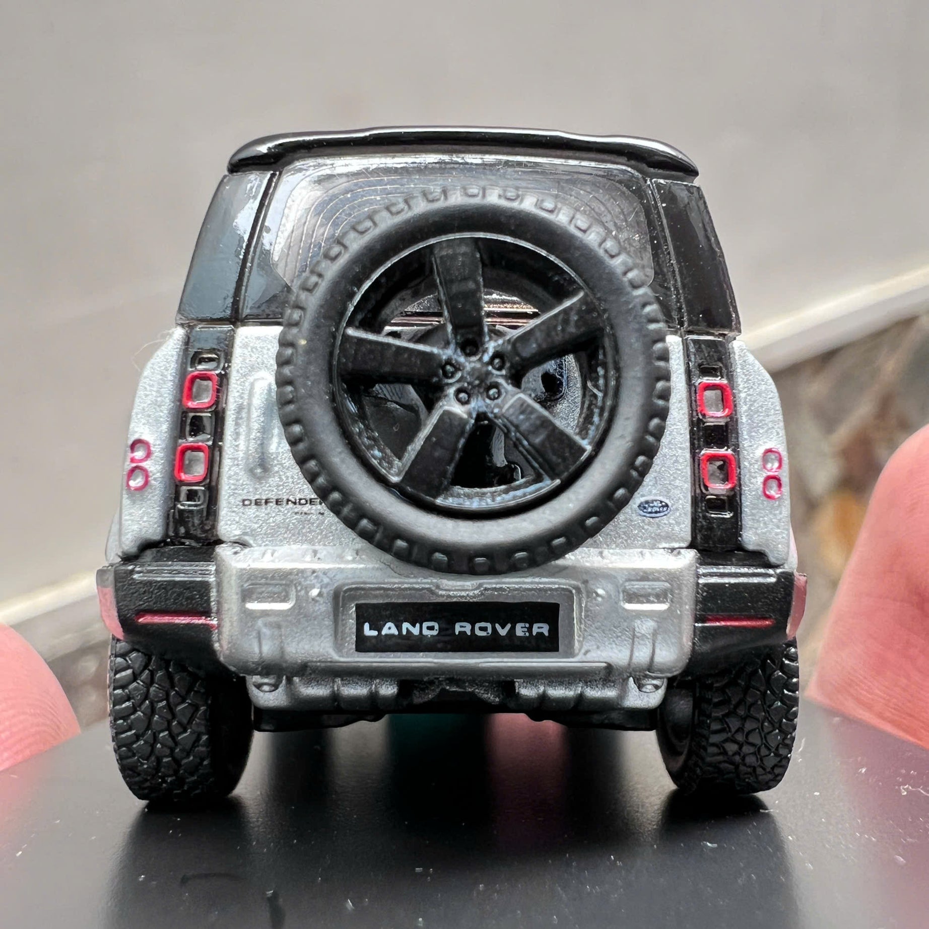 Tarmac Works 1:64 Land Rover Defender 90