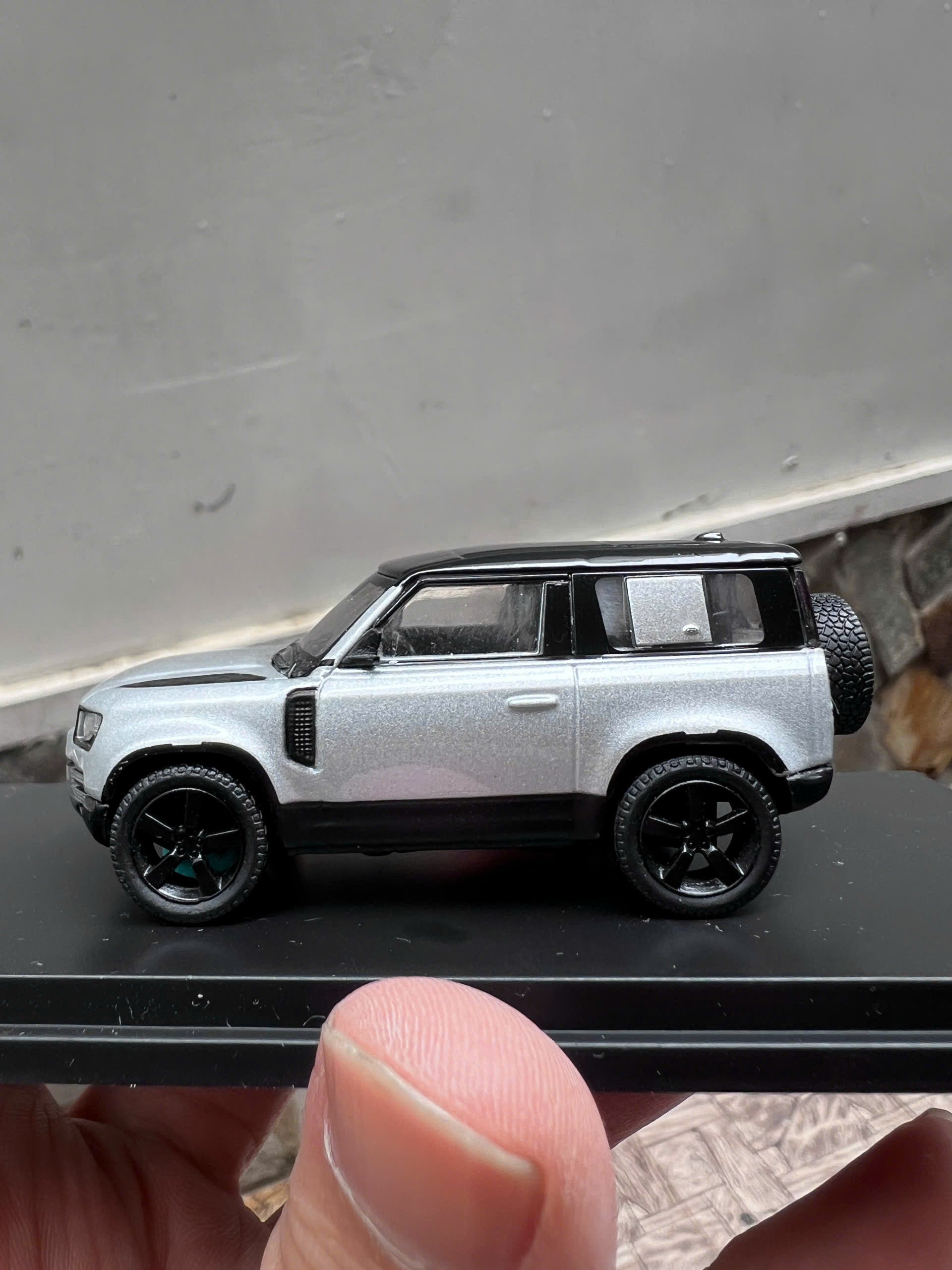 Tarmac Works 1:64 Land Rover Defender 90