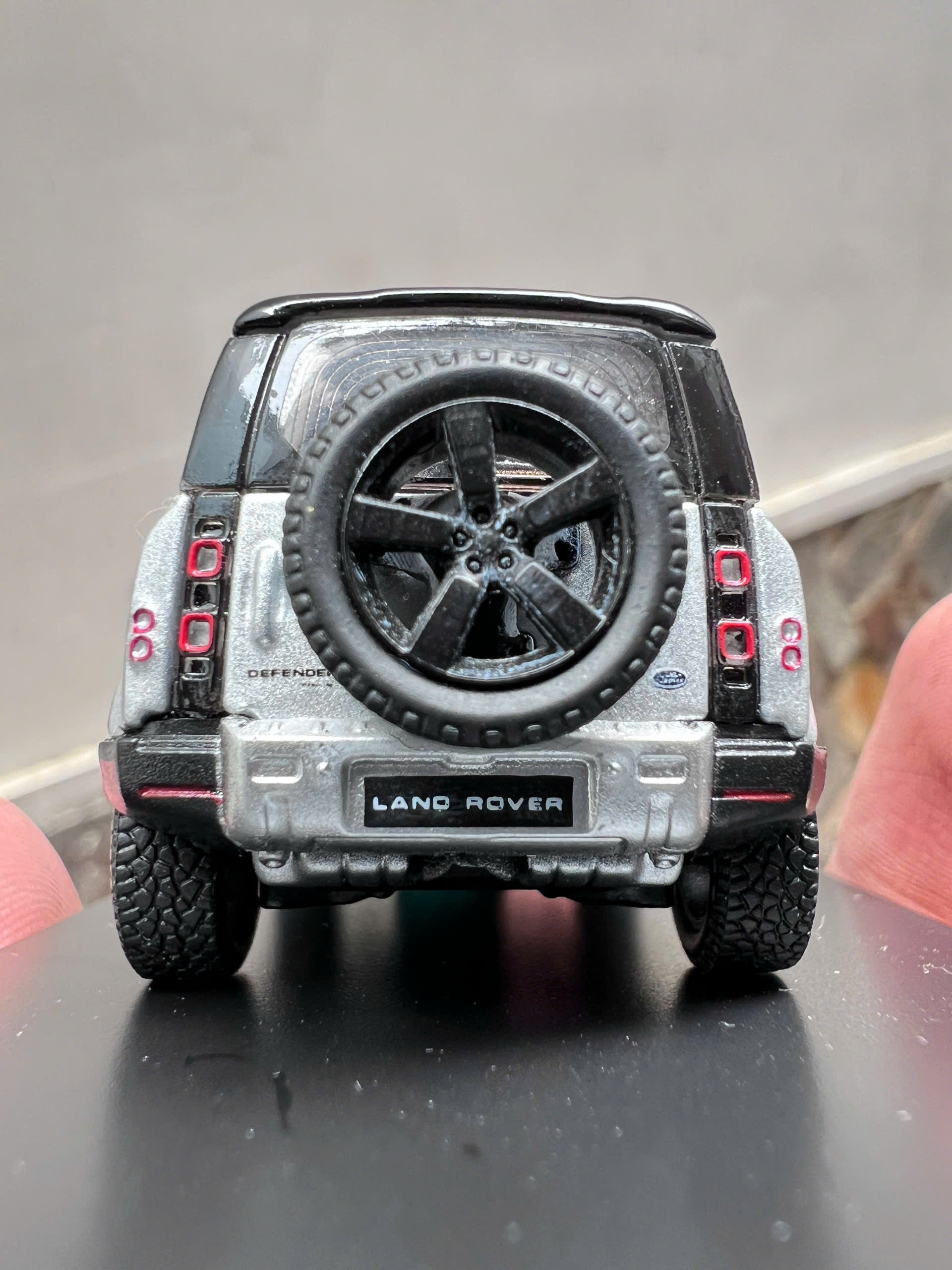 Tarmac Works 1:64 Land Rover Defender 90