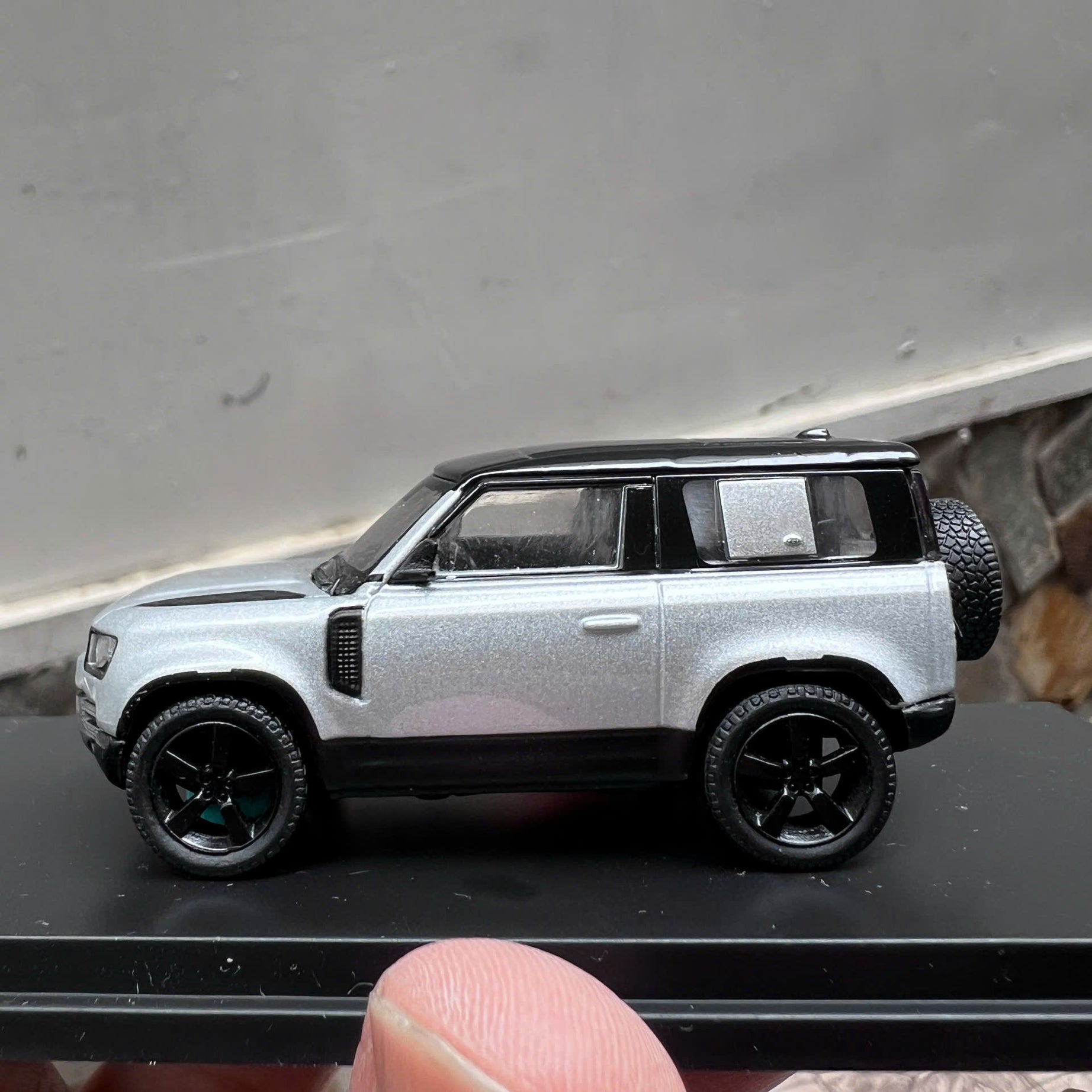 Tarmac Works 1:64 Land Rover Defender 90